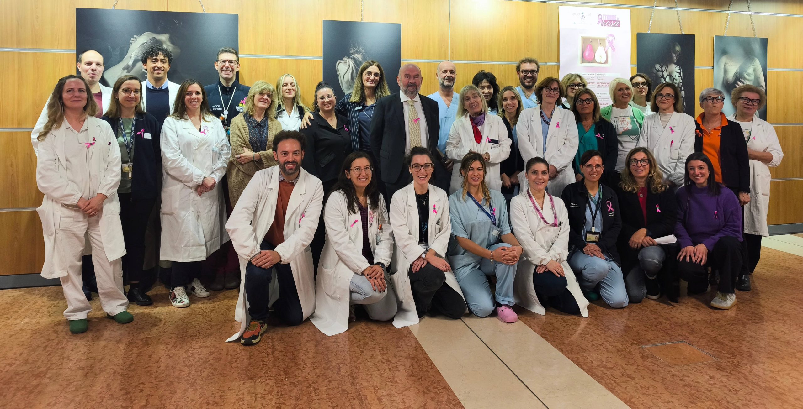 al -centro-dottssa-pellini-e-dg-bravi-con-equipe-breast-unit-e-associazioni-volontari